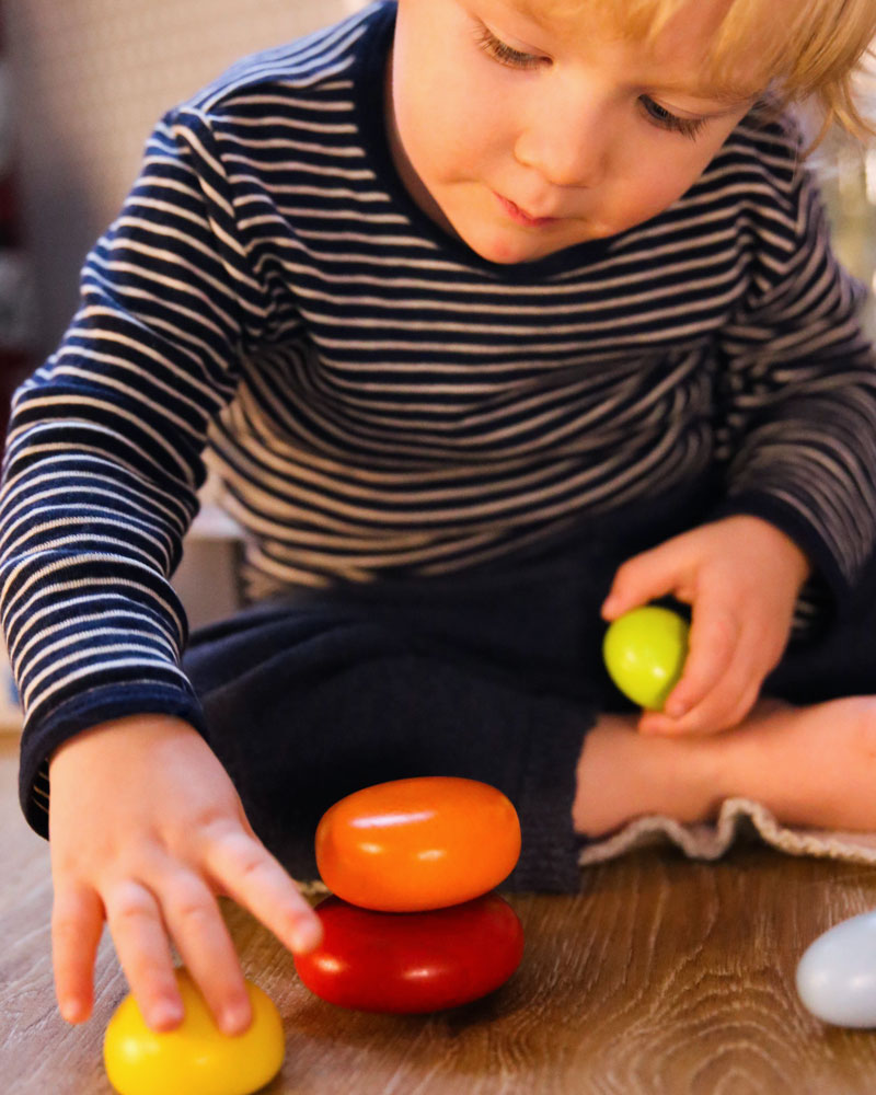 Enfant avec des briques colorées jouets en bois par Selecta